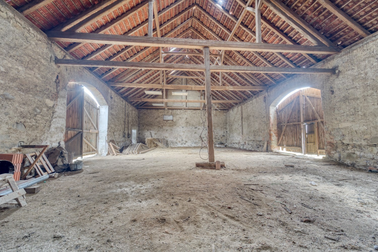 Prodej rozlehlého objektu Vráž + pozemek 16101 m2